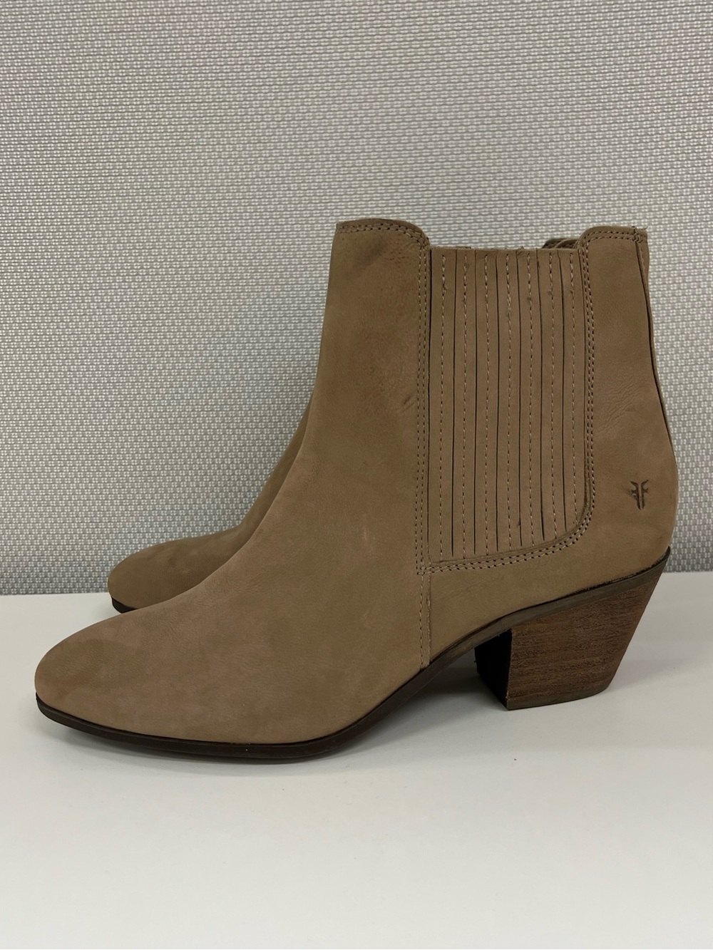 Frye Sandra Chelsea Leather Ankle Stitched Block Heel Western Boots Size 9.5